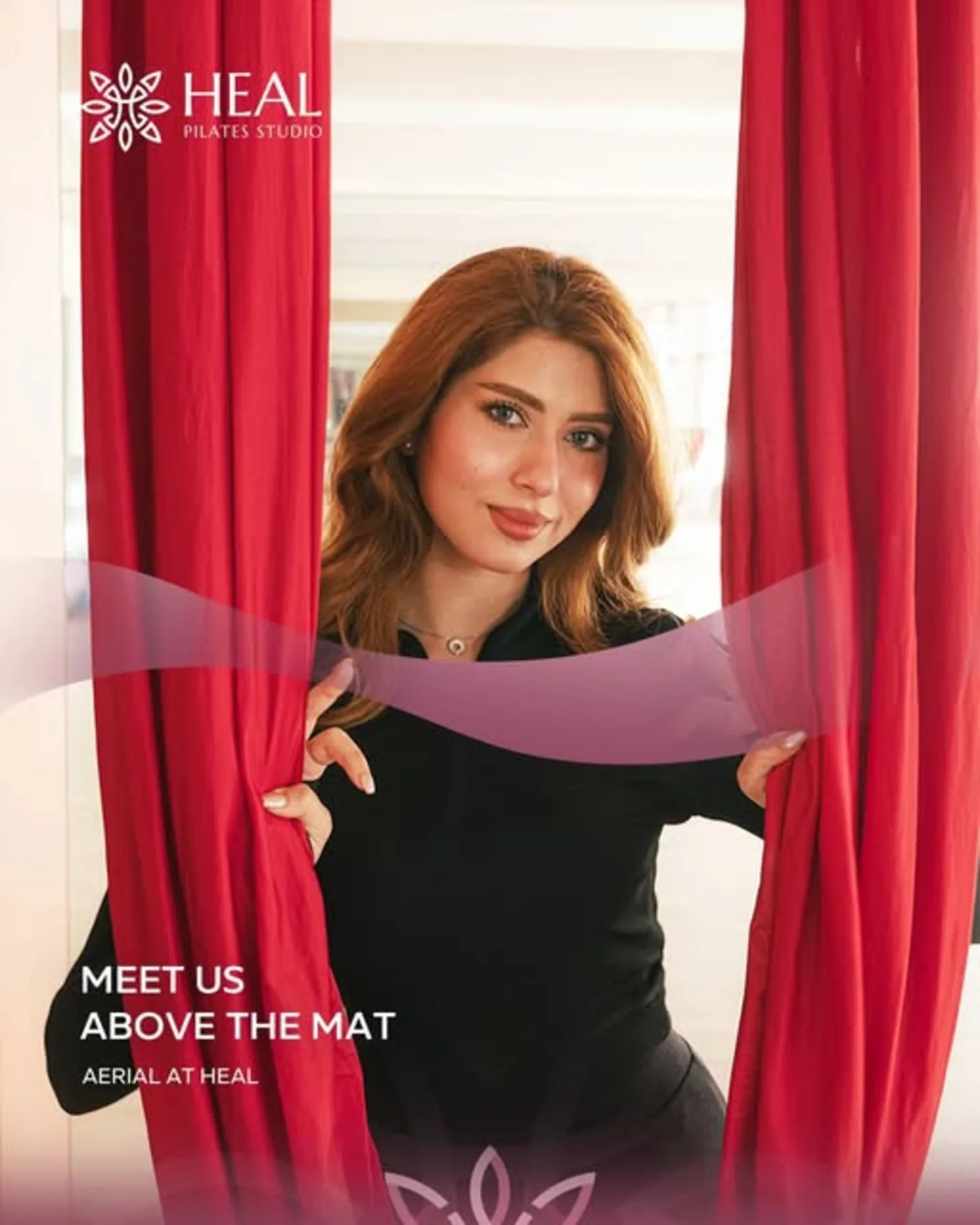 امرأة تزيح ستارة حمراء في صورة حملة علامة استوديو HEAL Pilates من إنتاج Blank[space] Marketing
